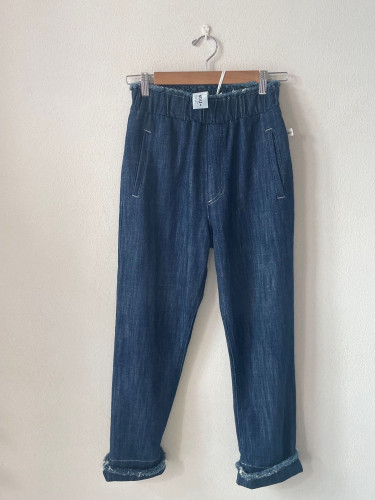 JEANS TAGLIO PARTICOLARE !00% COTONE