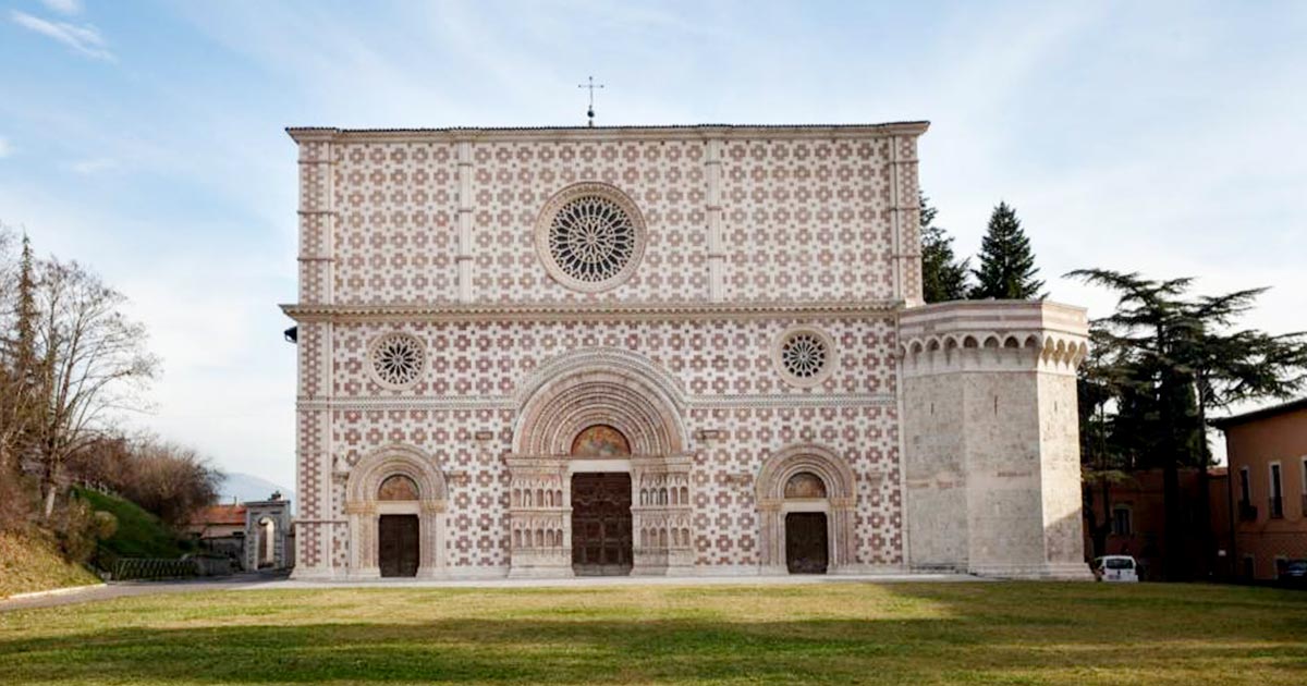 basilica-di-santa-maria-di-collemaggio-e-porta-santa.jpg