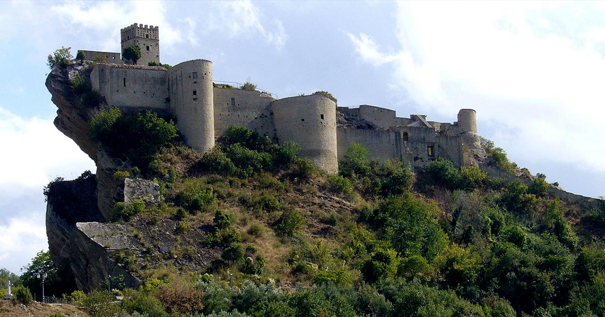 il_castello-medievale-di-roccascalegna.jpg