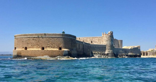 castello_maniace_from_the_sea-1200x630.jpg