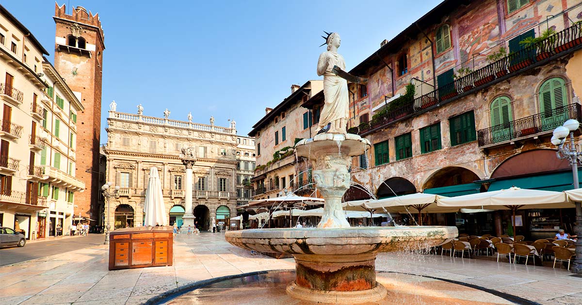 turista-italia-immagine-da-visitare-verona-piazza-delle-erbe.jpg