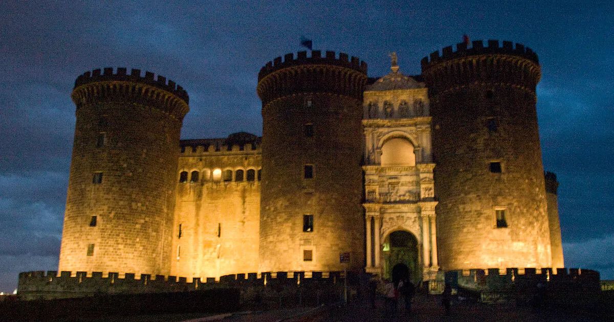 turista-italia-luoghi-da-visitare-napoli-castel-nuovo-1200x630.jpg