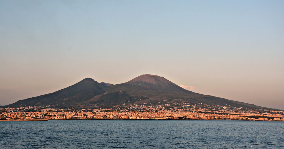 turista-italia-luoghi-da-visitare-napoli-vesuvio-1200x630.jpg