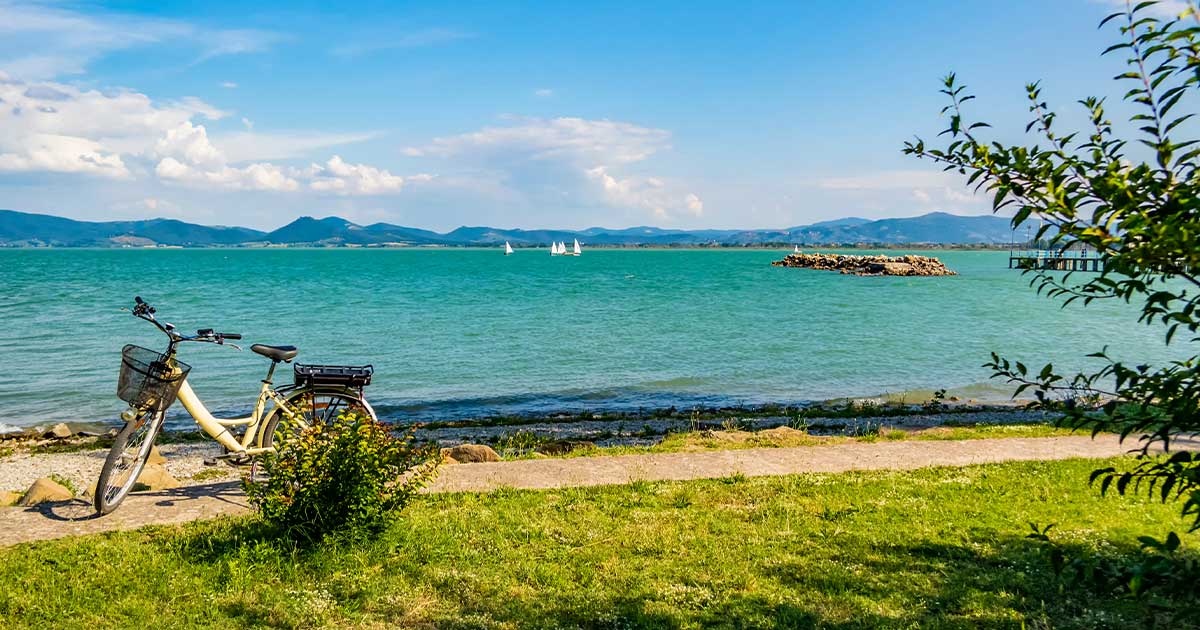 turista-italia-perugia-pista-ciclabile-lago-trasimeno-1200x630.jpg